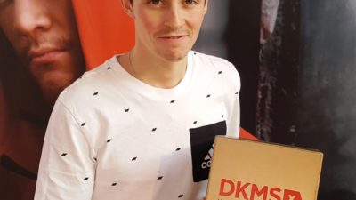 Gold fürs Leben: DKMS-Unterstützer Eric Frenzel trägt die deutsche Fahne