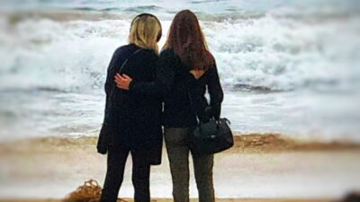 Aline und Christy am Meer