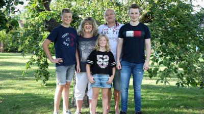 Birgit gemeinsam mit ihrer Familie