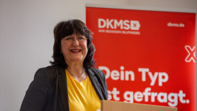 Bildungsministerin Feußner verleiht DKMS Schulsiegel