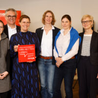 Hamburgs Bildungssenatorin verleiht DKMS Schulsiegel