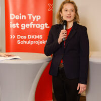 Hamburgs Bildungssenatorin verleiht DKMS Schulsiegel