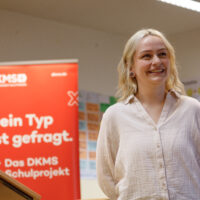 Im Jubiläumsjahr: Bildungsministerin verleiht DKMS Schulsiegel