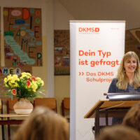 Im Jubiläumsjahr: Bildungsministerin verleiht DKMS Schulsiegel