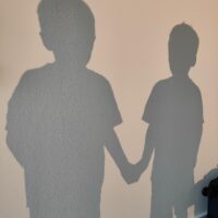 Tag der Geschwister: Zwillinge haben Zwilling gefunden