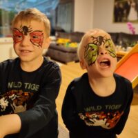 Tag der Geschwister: Zwillinge haben Zwilling gefunden