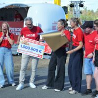Postcode Lotterie überrascht DKMS mit beeindruckender Fördersumme auf GLÜCKSGEFÜHLE Festival