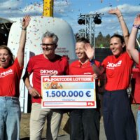 Postcode Lotterie überrascht DKMS mit beeindruckender Fördersumme auf GLÜCKSGEFÜHLE Festival