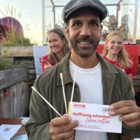 Fiktion trifft echtes Engagement: „Club der roten Bänder – Die neue Generation“ unterstützt die DKMS