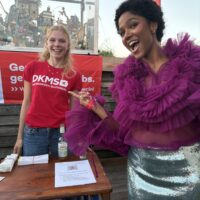Fiktion trifft echtes Engagement: „Club der roten Bänder – Die neue Generation“ unterstützt die DKMS
