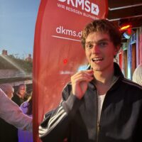 Fiktion trifft echtes Engagement: „Club der roten Bänder – Die neue Generation“ unterstützt die DKMS